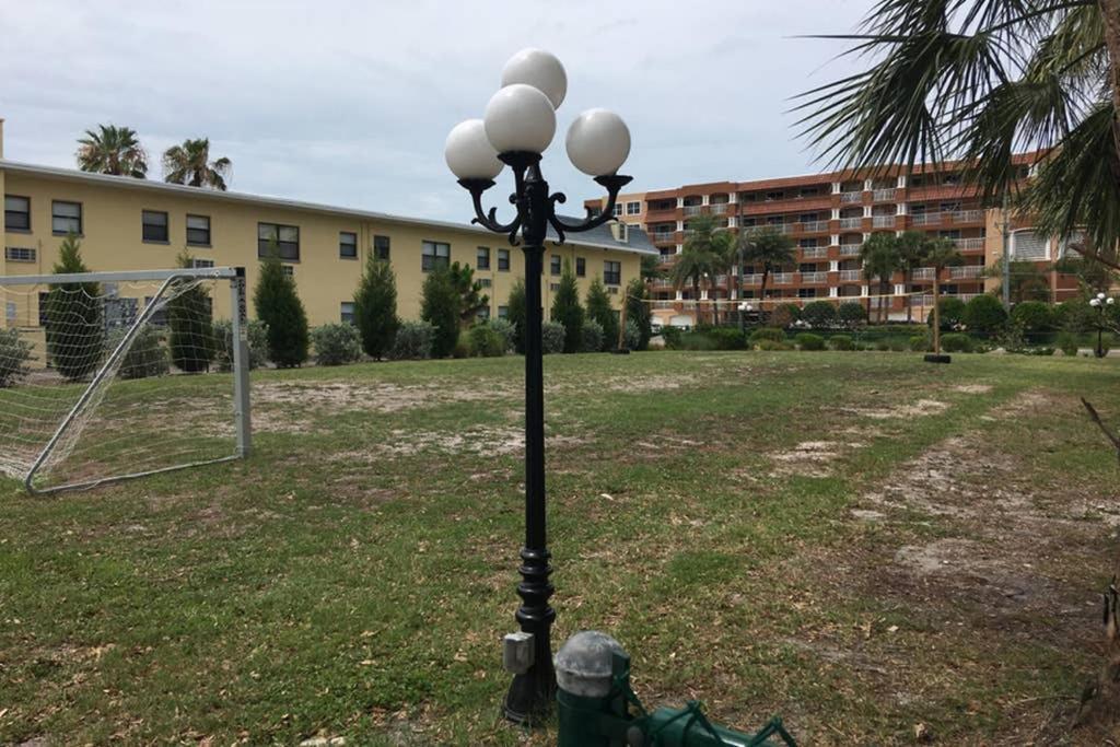 Beach Condo In Gated Complex, Heated Courtyard Pool, Ocean Only 1 Block Away! St. Pete Beach Exterior foto