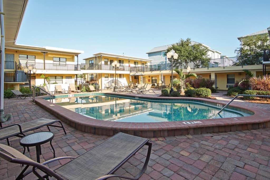 Beach Condo In Gated Complex, Heated Courtyard Pool, Ocean Only 1 Block Away! St. Pete Beach Exterior foto