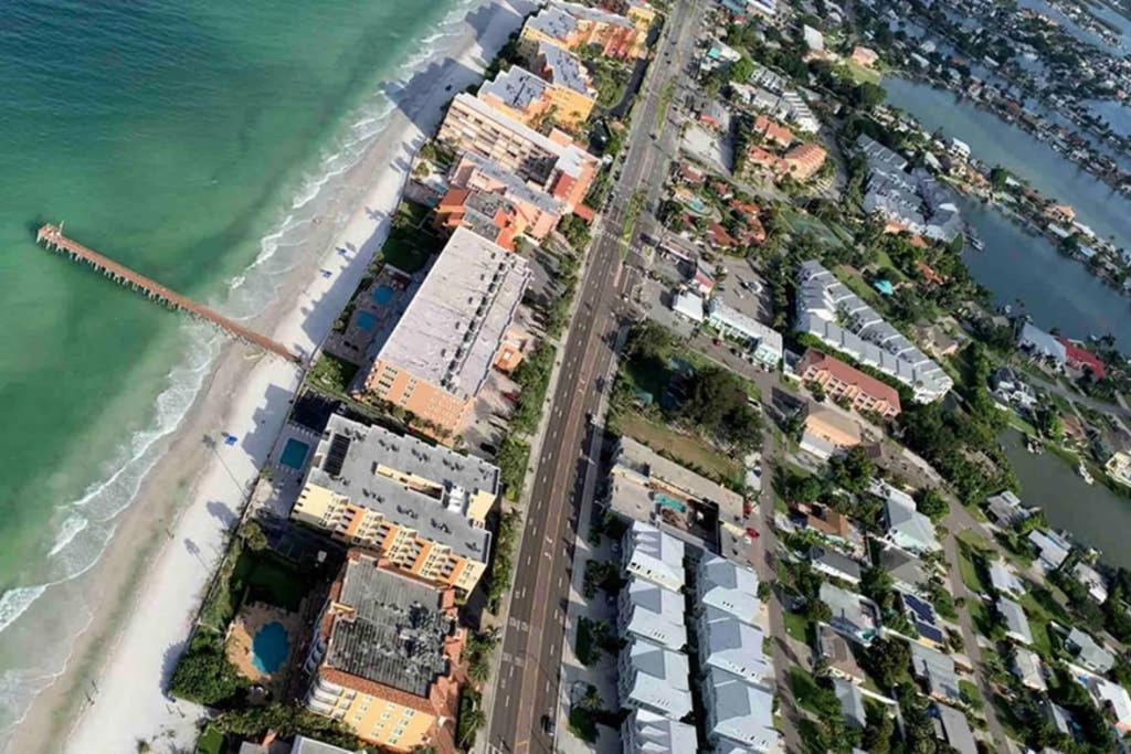 Beach Condo In Gated Complex, Heated Courtyard Pool, Ocean Only 1 Block Away! St. Pete Beach Exterior foto