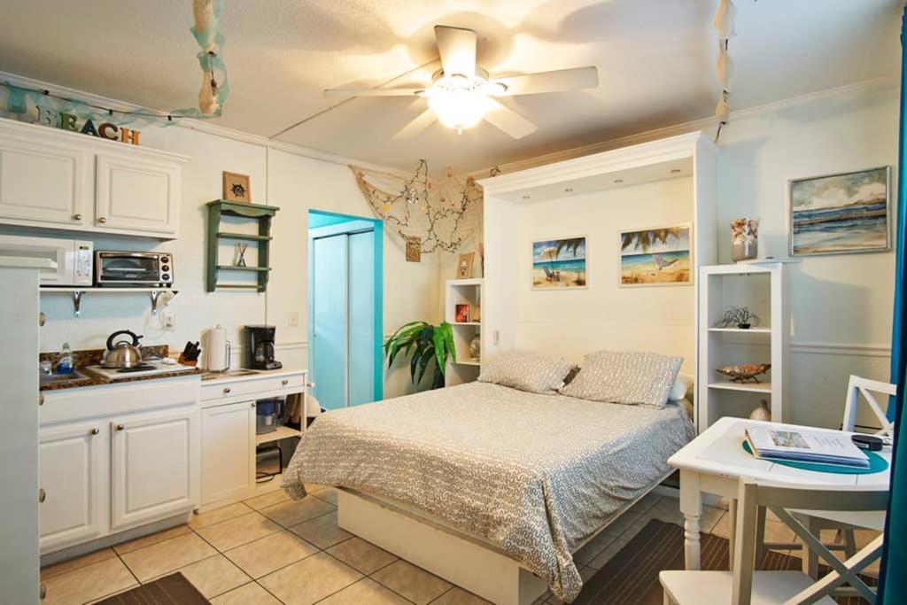 Beach Condo In Gated Complex, Heated Courtyard Pool, Ocean Only 1 Block Away! St. Pete Beach Exterior foto